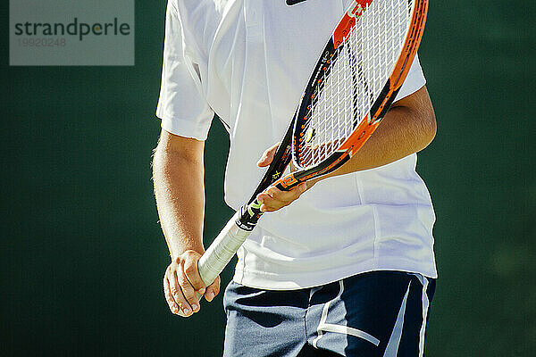 Junger Tennisspieler bei einem Match