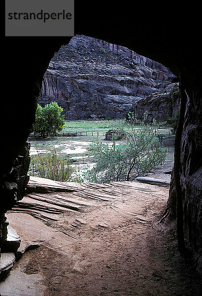Tunnel entlang des Weges mit Navajo Hogan  Canyon de Chelly National Monument  Arizona