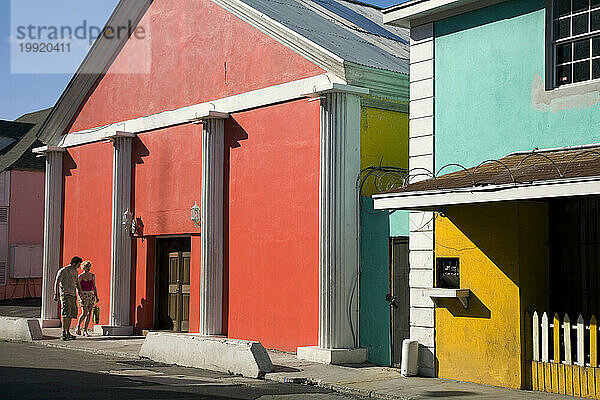 Bahamas  Nassau  horizontal  Karibik  bunte Architektur  im Freien  zwei Personen  rot
