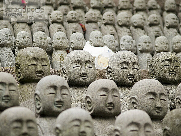 Hunderte kleiner Statuen erinnern an totgeborene und entbundene Kinder in einem Tempel in Kamakura  Japan.