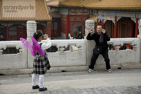 Eine Tochter fotografiert ihren Vater in Peking  China.