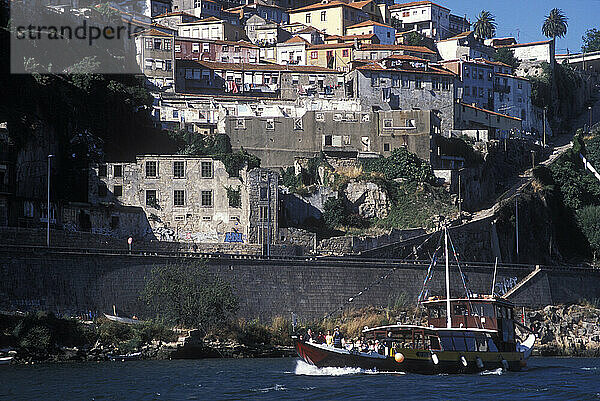 Ausflugsboot in der Hafenstadt Porto im Norden Portugals.