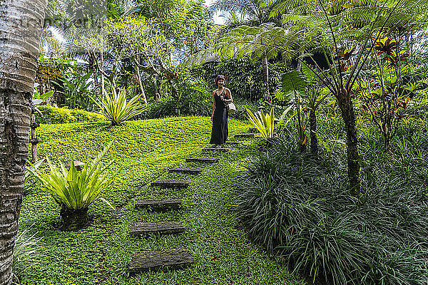 schöne Frau im luxuriösen Regenwaldresort auf Bali