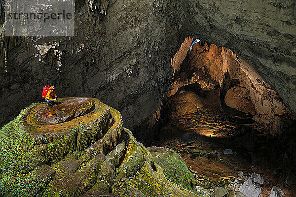 Ein Höhlenforscher auf einem Speläothem an der ersten Doline oder dem Oberlicht in Hang Son Doong.