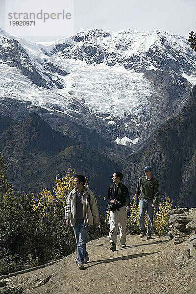 Menschen wandern in den Bergen in der Provinz Yunnan  China.