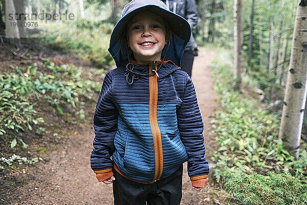 Lächelndes Mädchen beim Wandern in den Bergen von Colorado