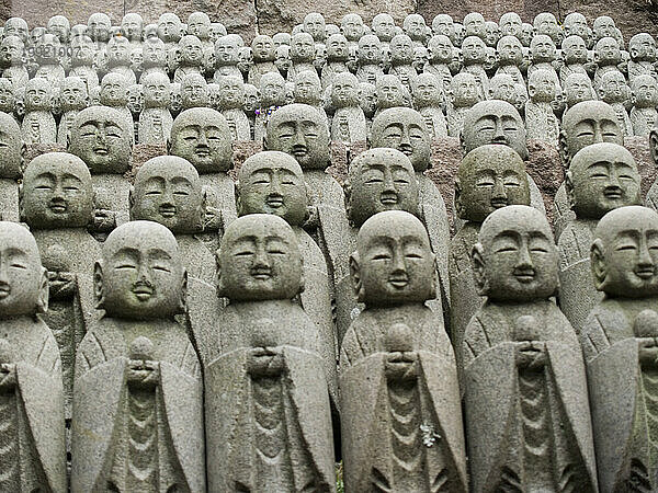Hunderte kleiner Statuen erinnern an totgeborene und entbundene Kinder in einem Tempel in Kamakura  Japan.