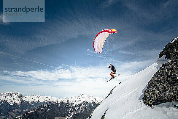 Mann fliegt schnell in den Alpen  Bruneck  Südtirol  Italien