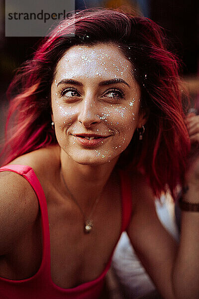 Schöne Frau  strahlendes Gesicht in Glitzer  Pailletten  Sommerporträt.