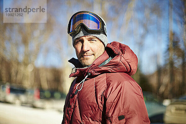 Porträt eines männlichen Snowboarders.