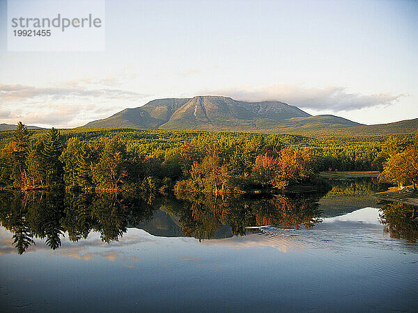 Der Mount Katahdin und der Penobscot River in Maine sind von der Abol Bridge in der Nähe des Baxter State Park aus zu sehen.