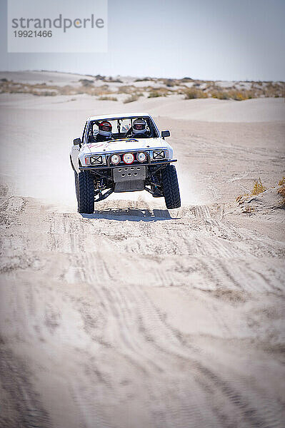 Ein Rallye-Truck im Baja-Stil fährt durch den Sand im Knolls Recreation Area  UT