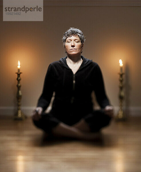 46-jährige kaukasische Frau praktiziert Yoga in Philadelphia. (Tilt-Shift-Fokus)