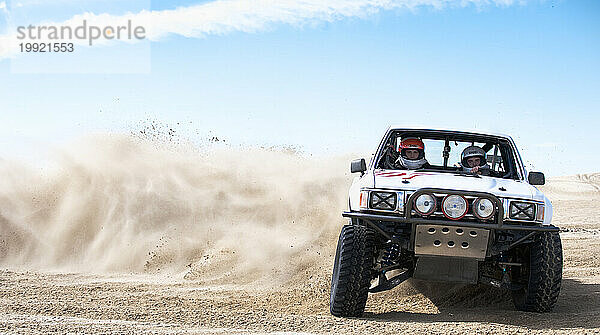 Ein Rallye-Truck im Baja-Stil fährt durch den Sand im Knolls Recreation Area  UT