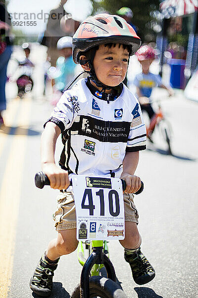 Ein Junge nimmt am Breckenridge Grand Vacations Strider Race auf der Main Street teil