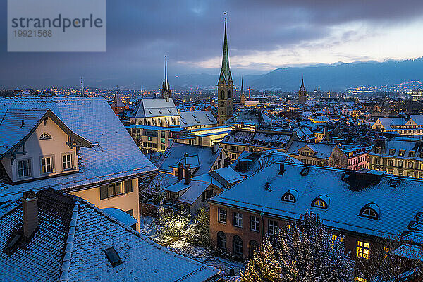 Blick zur blauen Stunde auf die verschneite Schweizer Stadt