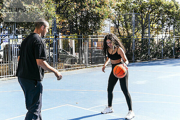 Zwei Freunde spielen Basketball auf dem Platz