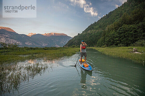 Vorderansicht eines Mannes beim Paddeln im üppigen Flusskanal  Squamish