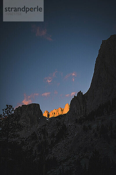 Der Sonnenaufgang erreicht den Mount Whitney  den höchsten Punkt der unteren 48