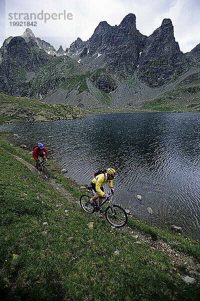 Zwei Mountainbiker radeln rund um den See  Frankreich.