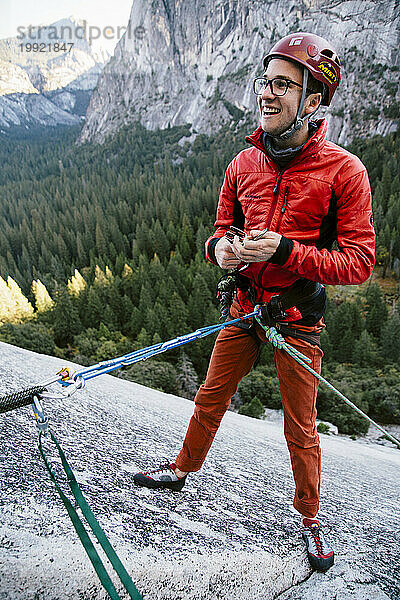 Ein Kletterer an der Spitze von Pitch 2 auf The Grack (5 6) im Yosemite Valley.