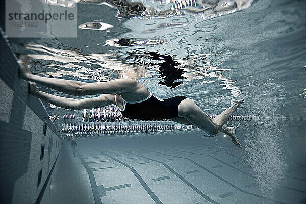 Unterwasseraufnahme einer schwimmenden Frau