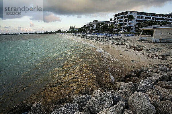 Bahamas  Nassau  horizontal  zwei Personen  im Freien  Strand  Sturm  Wolken  Resort  Dämmerung  Reisen