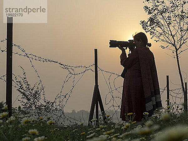 Silhouette einer Frau beim Fotografieren  Agra  Uttar Pradesh  Indien.