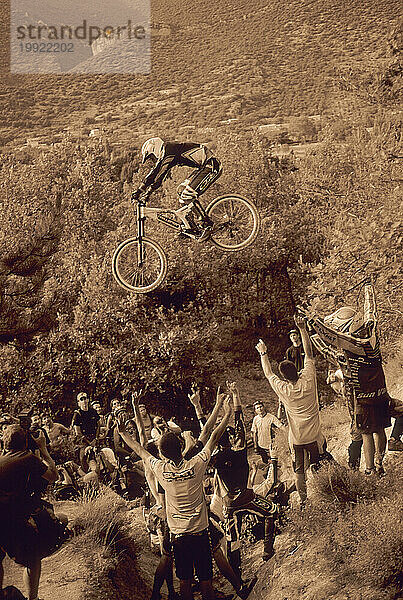 Ein Mann springt in Apt  Frankreich  auf sein Mountainbike.