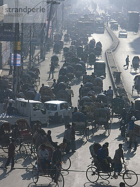 Fahrradrikschas auf den Straßen der Stadt  Bangladesch  Asien.