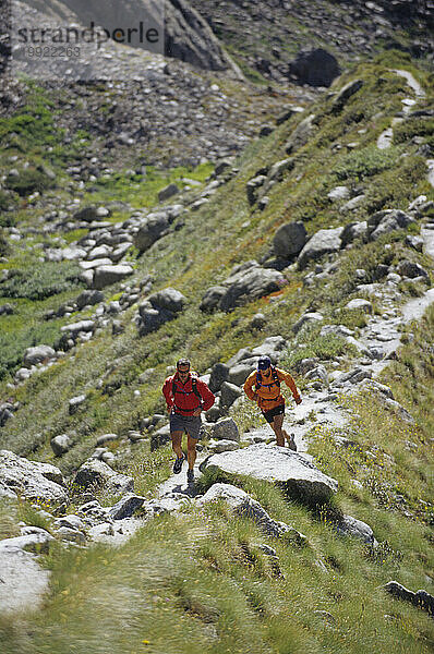 Männer laufen den Hügel hinauf im Val Ferret  Courmeyeur  Italien