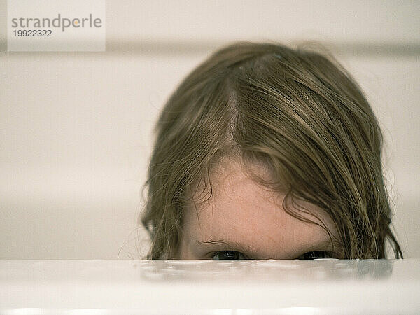 Mädchen in der Badewanne  Blick in die Kamera mit Porträtaufnahme
