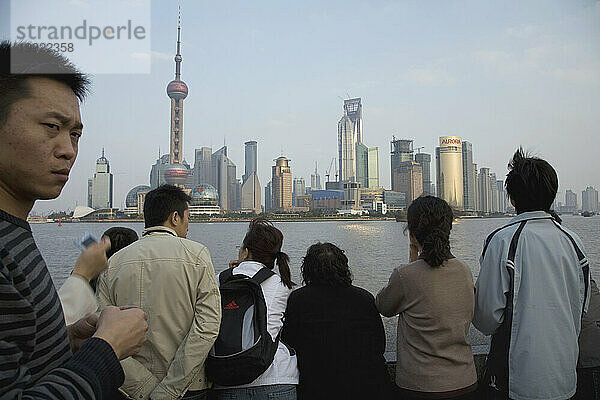 Menschen auf dem Bund in Shanghai