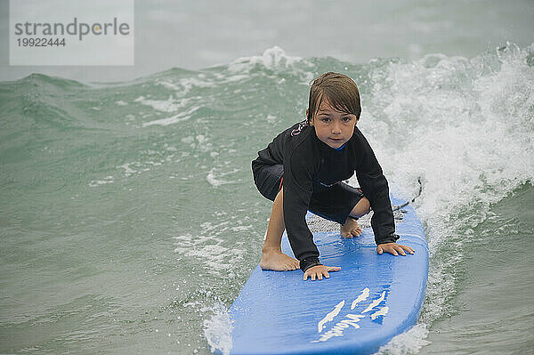 Junge beim Surfen  Kauai  Hawaii.