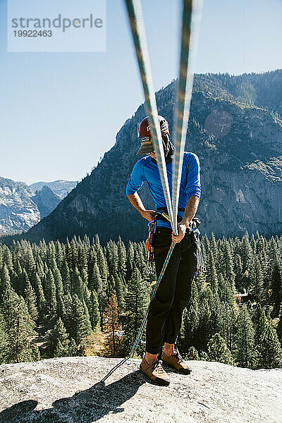 Ein Kletterer an der Spitze von Pitch 3 am Swan Slab Gully (5 6) in Yosemite.