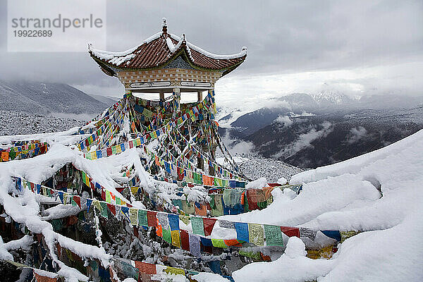 Gebetsfahnen im Schnee in der Provinz Yunnan  China.