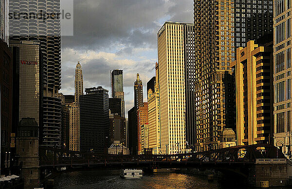 Der Chicago River in der Innenstadt von Chicago  IL  mit Blick nach Osten bei Sonnenuntergang.