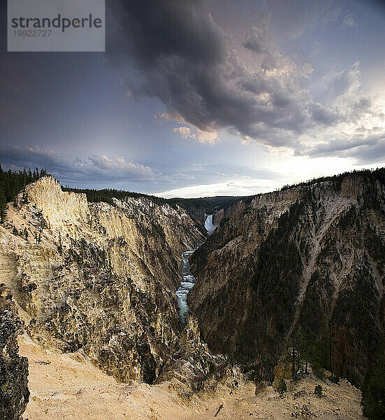 Der Grand Canyon des Yellowstone River im Yellowstone-Nationalpark  Wyoming bietet einen atemberaubenden Panoramablick (digital).