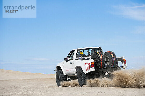 Ein Rallye-Truck im Baja-Stil fährt durch den Sand im Knolls Recreation Area  UT