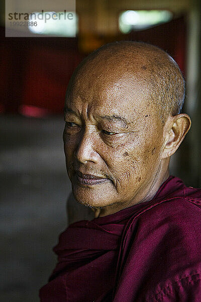 Porträt eines älteren Mönchs  der wegschaut  Shan-Staat  Myanmar