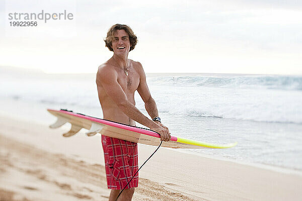 Ein Surfer am Strand von Pipeline  Hawaii.