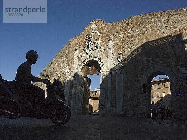 Die Silhouetten und Schatten von Fußgängern in Siena  Italien