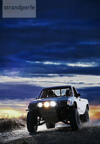 Ein Rallye-Truck im Baja-Stil fährt durch den Sand im Knolls Recreation Area  UT