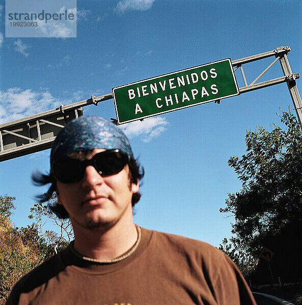 Ein junger Mann steht an der Grenze von Chiapas  Mexiko.