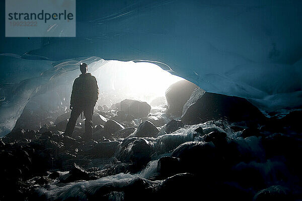 Mann in einer Eishöhle in Juneau  Alaska