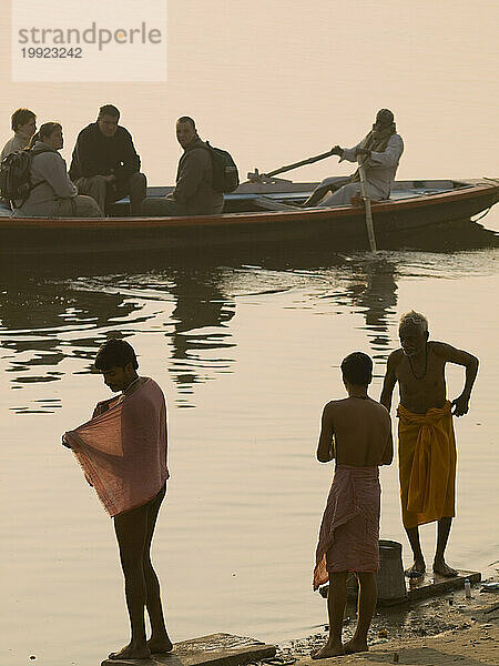 Pilger baden im heiligen Fluss Ganges.