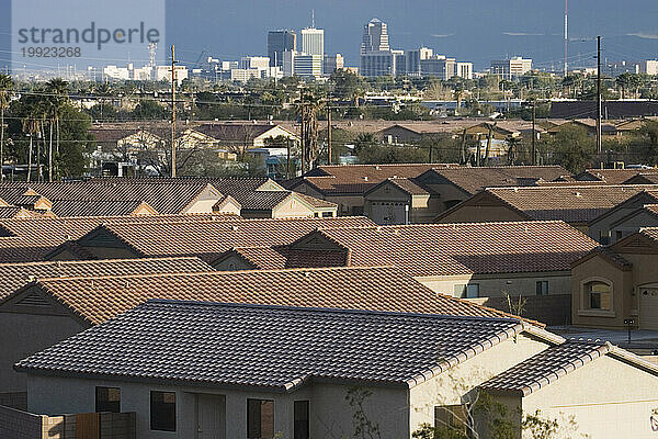 Neubau von Wohngebäuden mit der Innenstadt von Tucson  Arizona im Hintergrund.