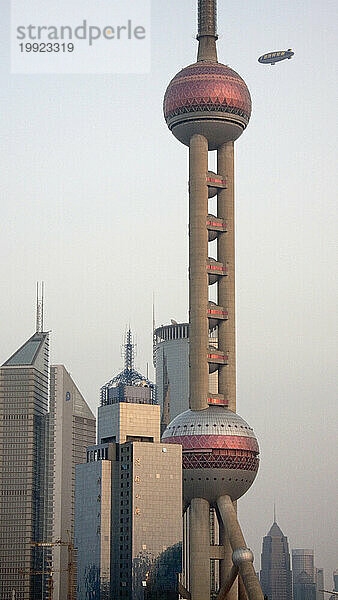 Ein Luftschiff und ein Shanghai Tower in Shanghai  China.