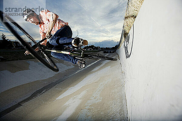 BMX-Fahrer  Fixed Gear  Wandfahrt zum Tisch.