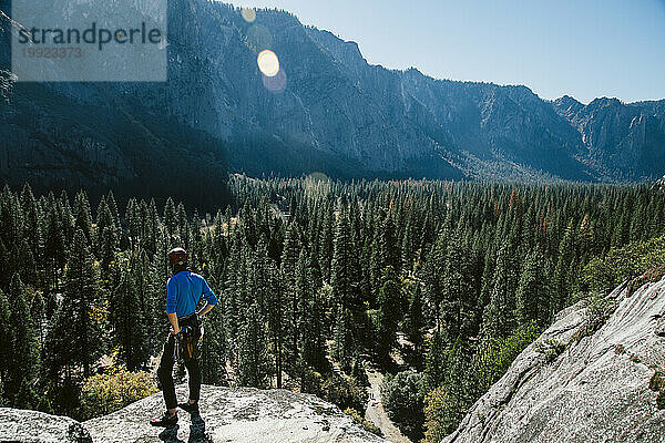 Ein Kletterer an der Spitze von Pitch 3 am Swan Slab Gully (5 6) in Yosemite.